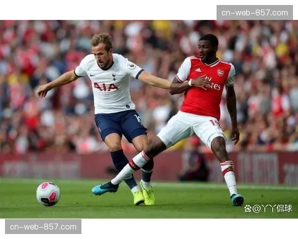 德比温情一幕：热刺vs阿森纳赛前，两队为已故名宿默哀